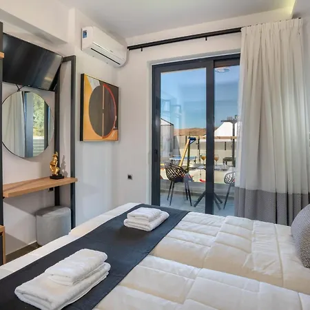 Luxurious Micha Mare - 14 Bedrooms Vilă Roumelí